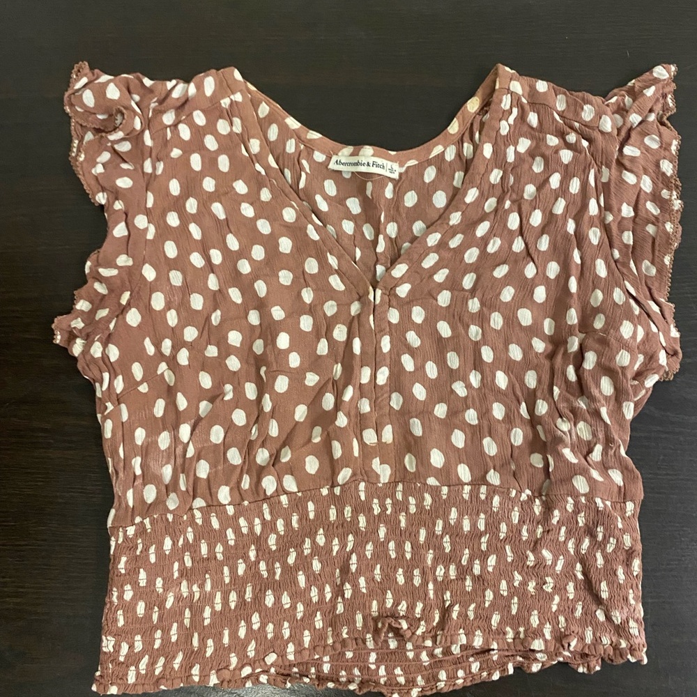 Womens Abercrombie & Fitch blush polka dot short sleeve blouse, size large.
